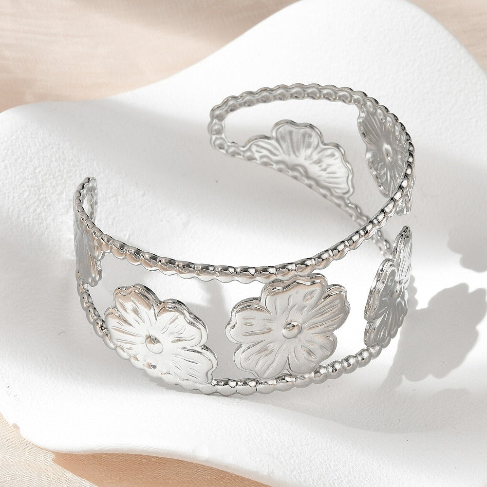Brazalete plateado de flores