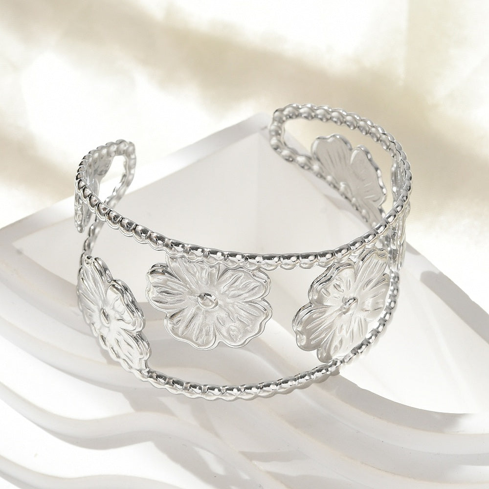 Brazalete plateado de flores