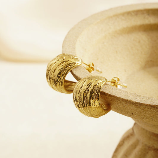 Pendientes dorados forma C