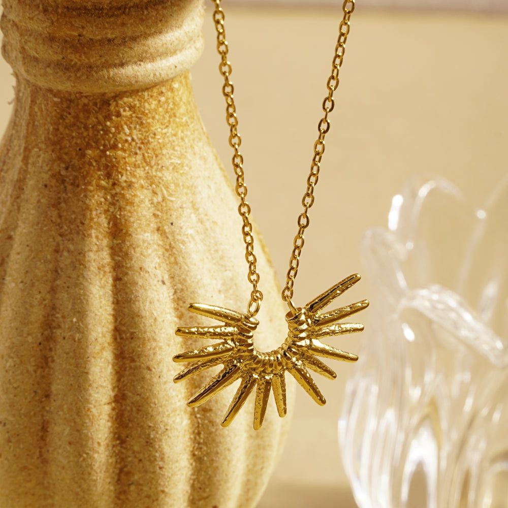 Collar con colgante de sol