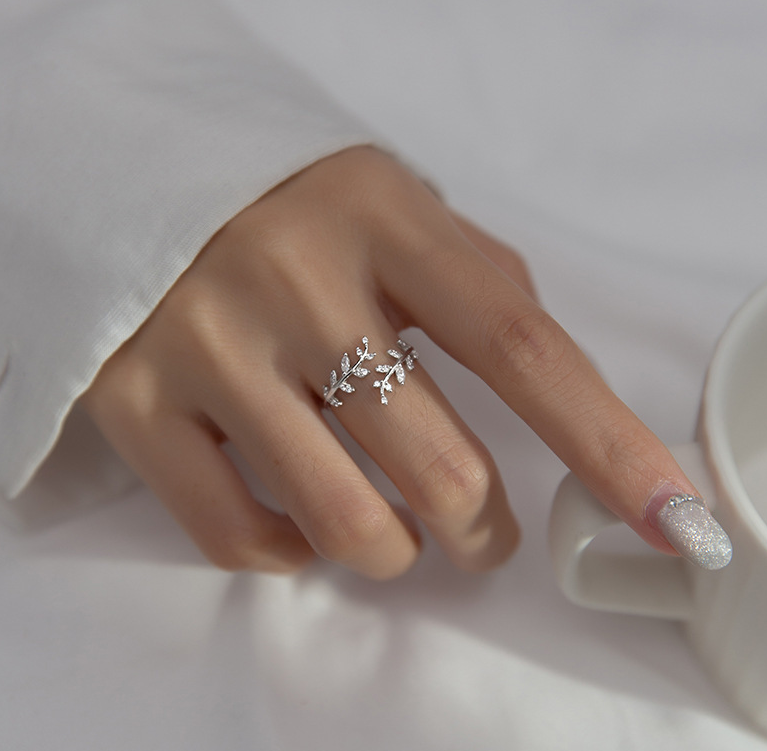 Anillo ajustable con hojas de árbol plata 925