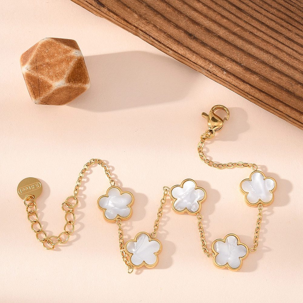 Pulsera de flores blancas