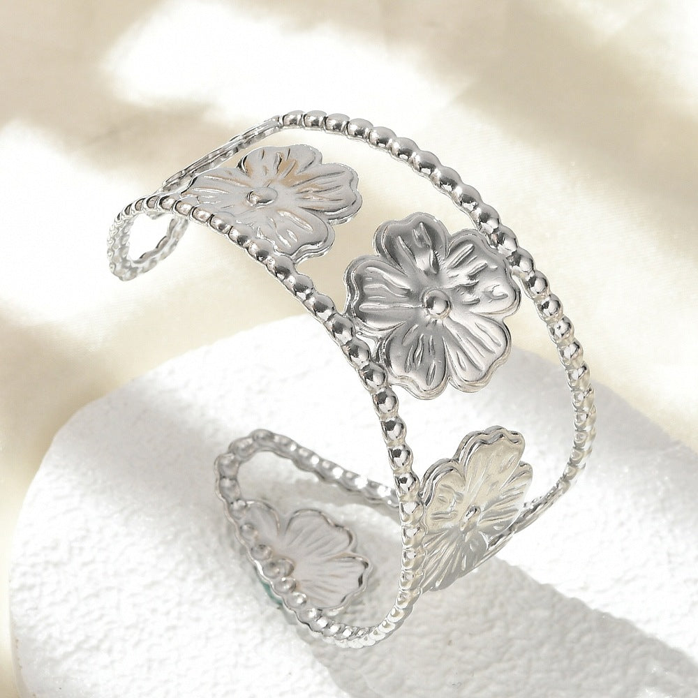 Brazalete plateado de flores