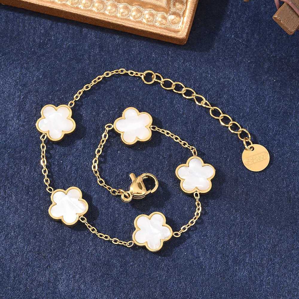 Pulsera de flores blancas