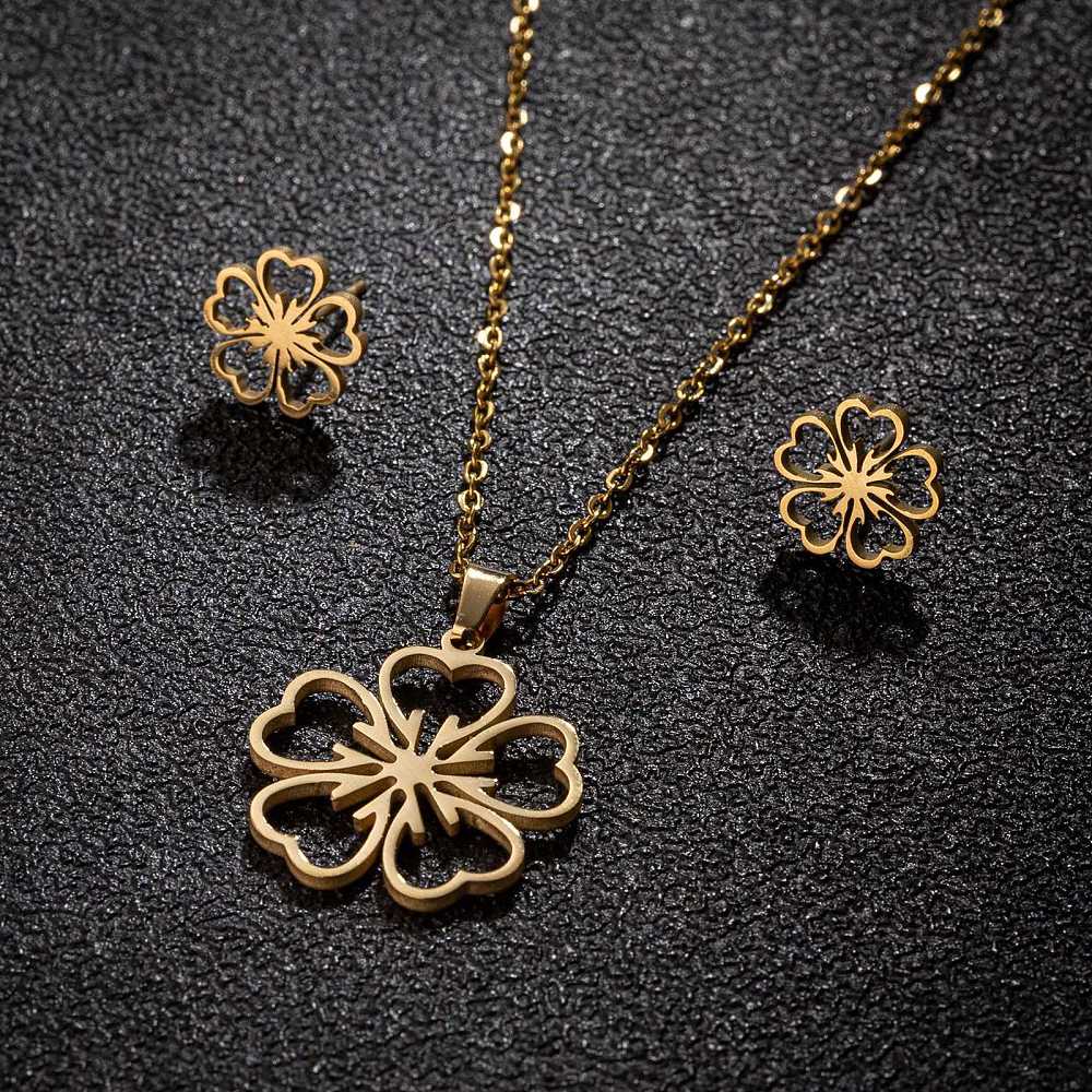 Conjunto de collar y pendientes de flor