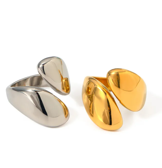 Anillo asimétrico plateado