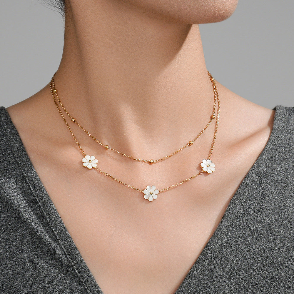 Collar con flor de margarita